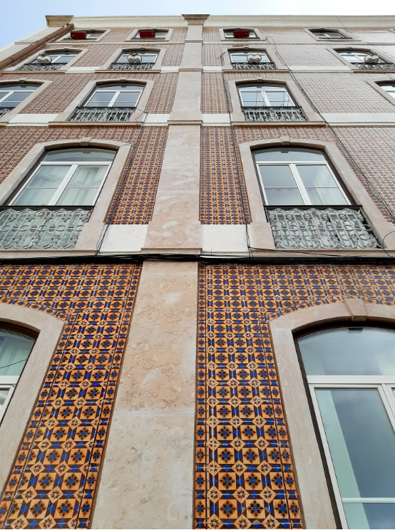 Fachada de edifício português com azulejos e pedra